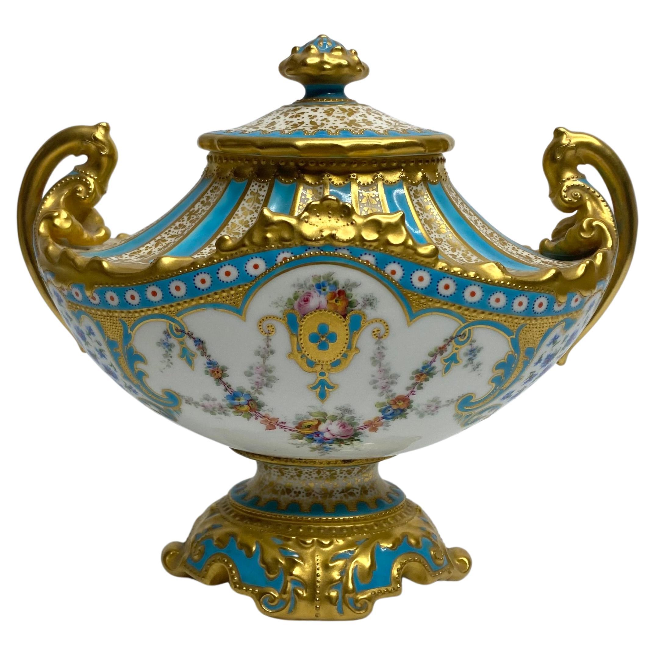 Vase et couvercle en porcelaine Royal Crown Derby. Desire Leroy, né en 1897. en vente