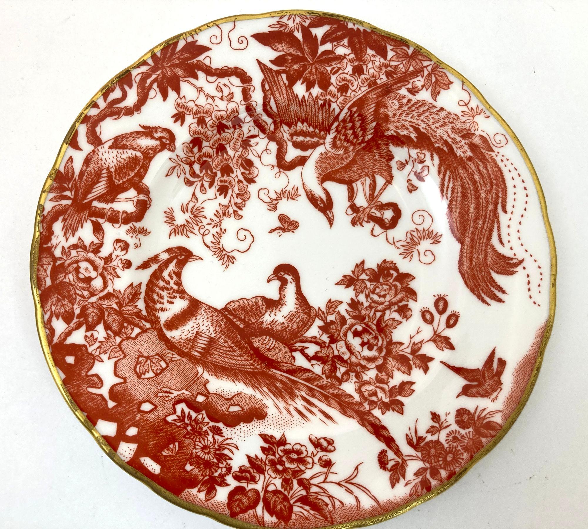 Royal Crown Derby Red Aves Collection Set of 3 Porcelain Plates In Good Condition For Sale In North Hollywood, CA