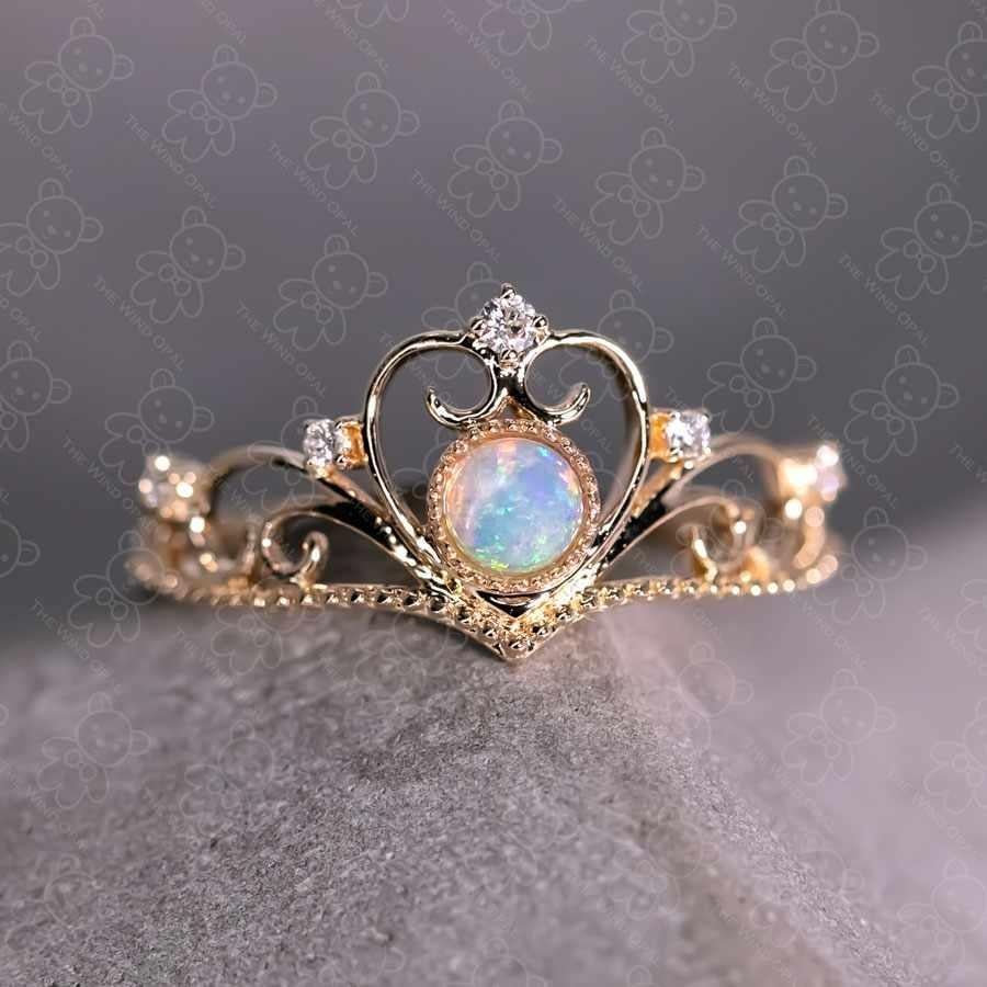 Royal Crown Design Verlobungsring aus 14 Karat Gelbgold mit Opal und Diamant im Zustand „Neu“ im Angebot in Suwanee, GA