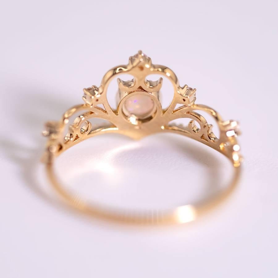 Royal Crown Design Verlobungsring aus 14 Karat Gelbgold mit Opal und Diamant für Damen oder Herren im Angebot