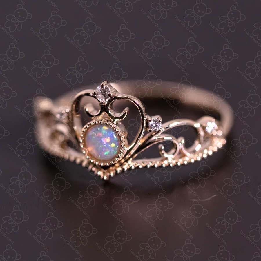 Royal Crown Design Verlobungsring aus 14 Karat Gelbgold mit Opal und Diamant im Angebot 1