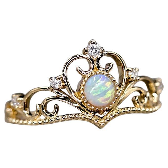 Royal Crown Design Verlobungsring aus 14 Karat Gelbgold mit Opal und Diamant im Angebot