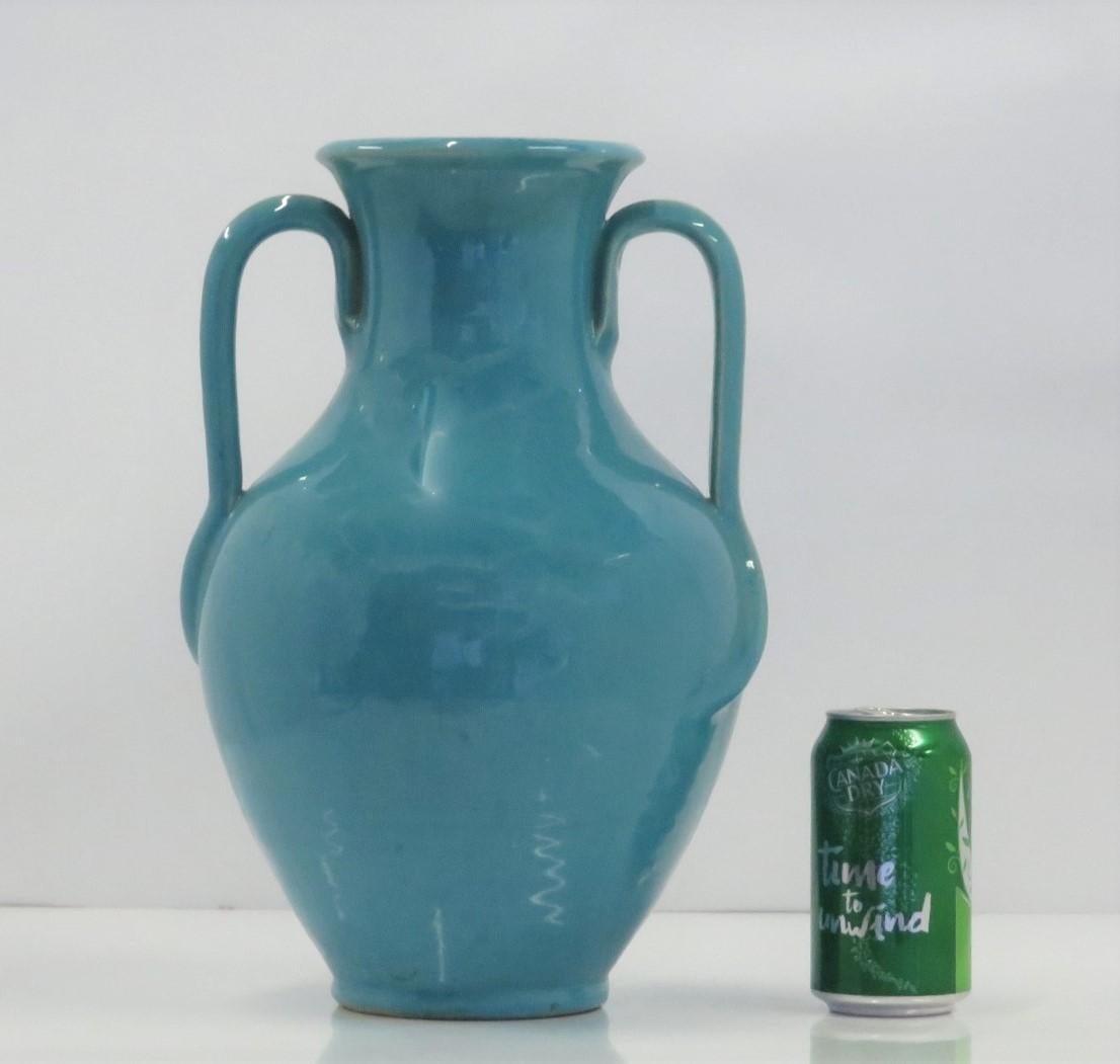 Grande urne bleu turquoise en poterie Royal Crown avec poignées en queue de rotin NC 1939-42 en vente 4