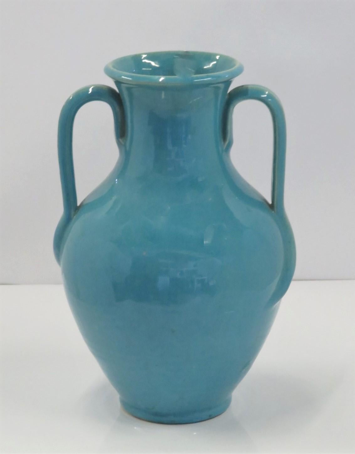 Art déco Grande urne bleu turquoise en poterie Royal Crown avec poignées en queue de rotin NC 1939-42 en vente