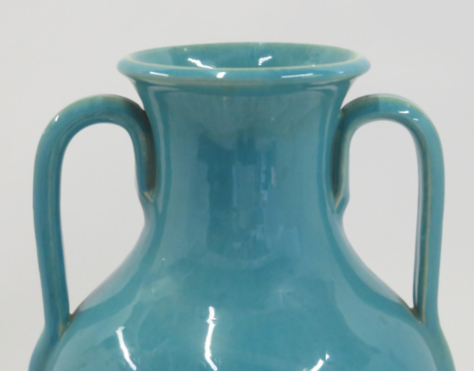 Américain Grande urne bleu turquoise en poterie Royal Crown avec poignées en queue de rotin NC 1939-42 en vente