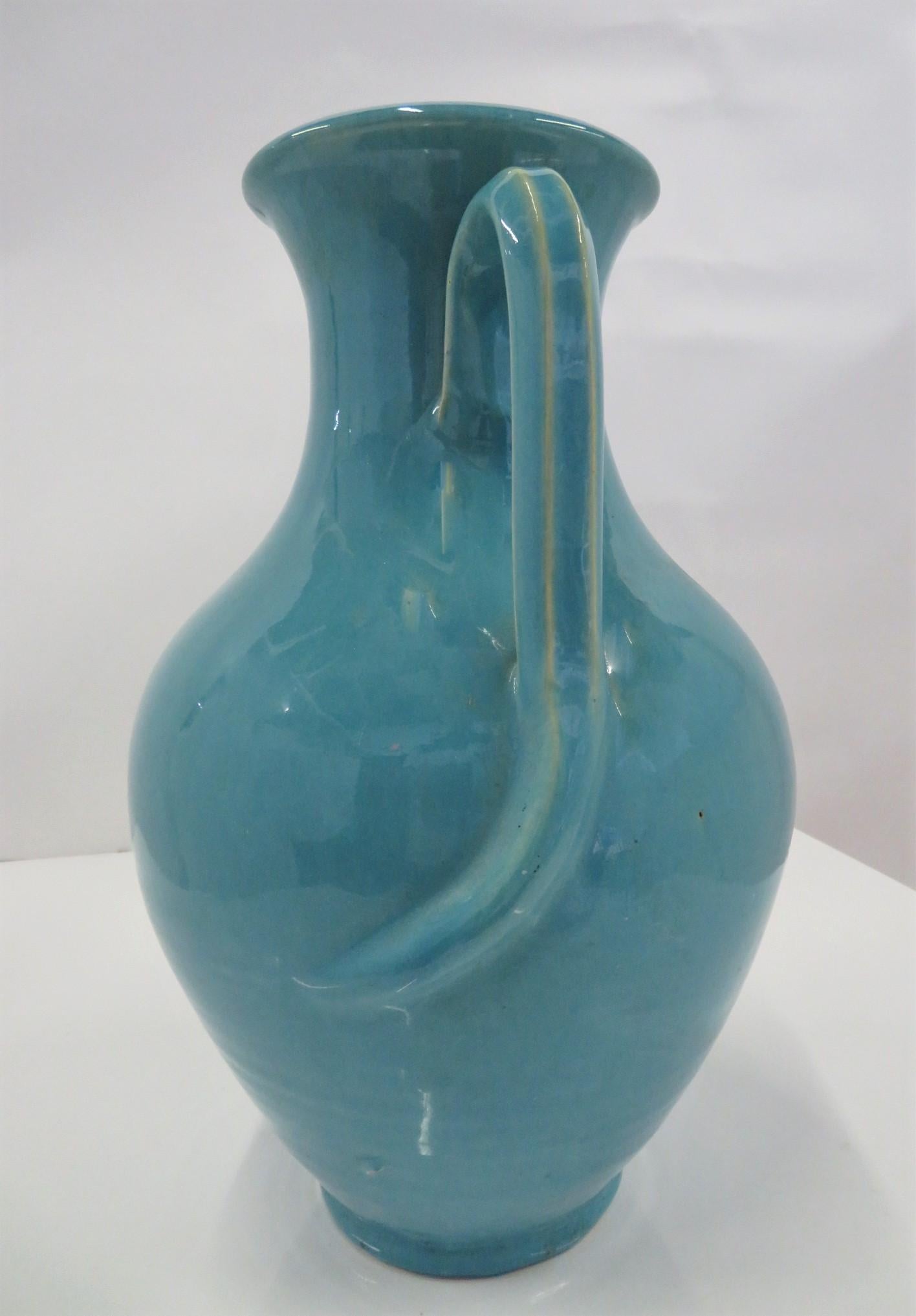 Argile Grande urne bleu turquoise en poterie Royal Crown avec poignées en queue de rotin NC 1939-42 en vente