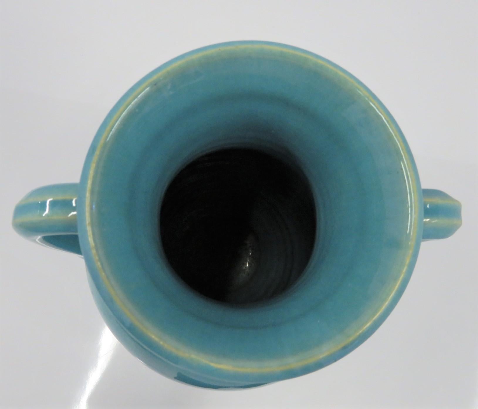 Grande urne bleu turquoise en poterie Royal Crown avec poignées en queue de rotin NC 1939-42 en vente 1