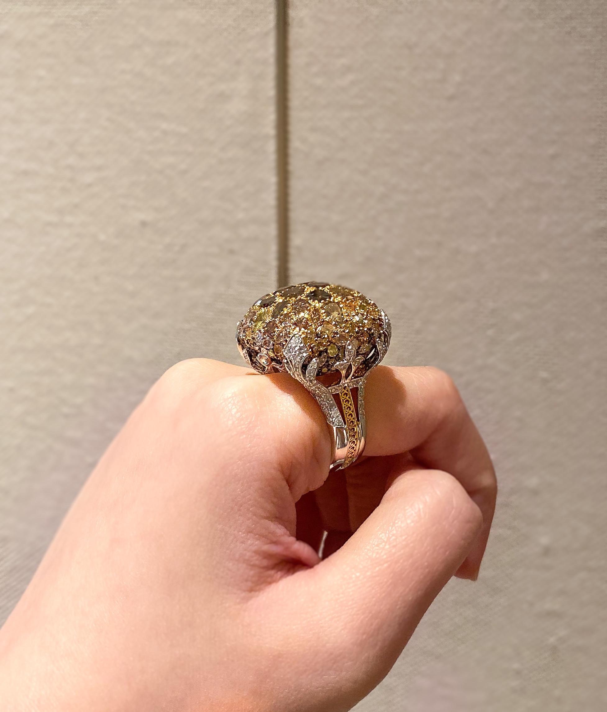Royal Cushion Statement-Ring aus gemischt geschliffenen farbigen Diamanten in 18 Karat Gold (Mittelalterlich) im Angebot