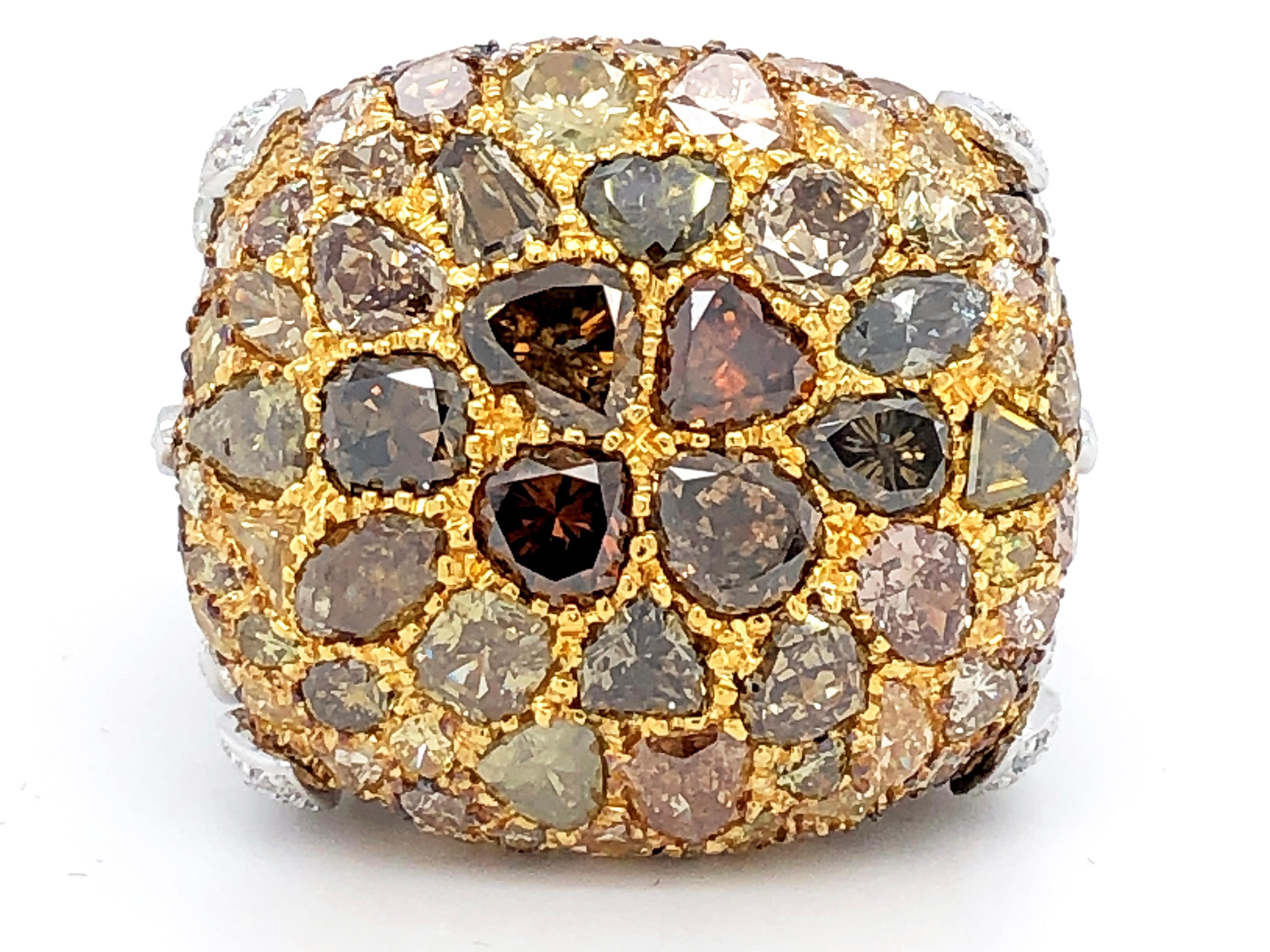 Royal Cushion Statement-Ring aus gemischt geschliffenen farbigen Diamanten in 18 Karat Gold im Zustand „Neu“ im Angebot in Hong Kong, HK