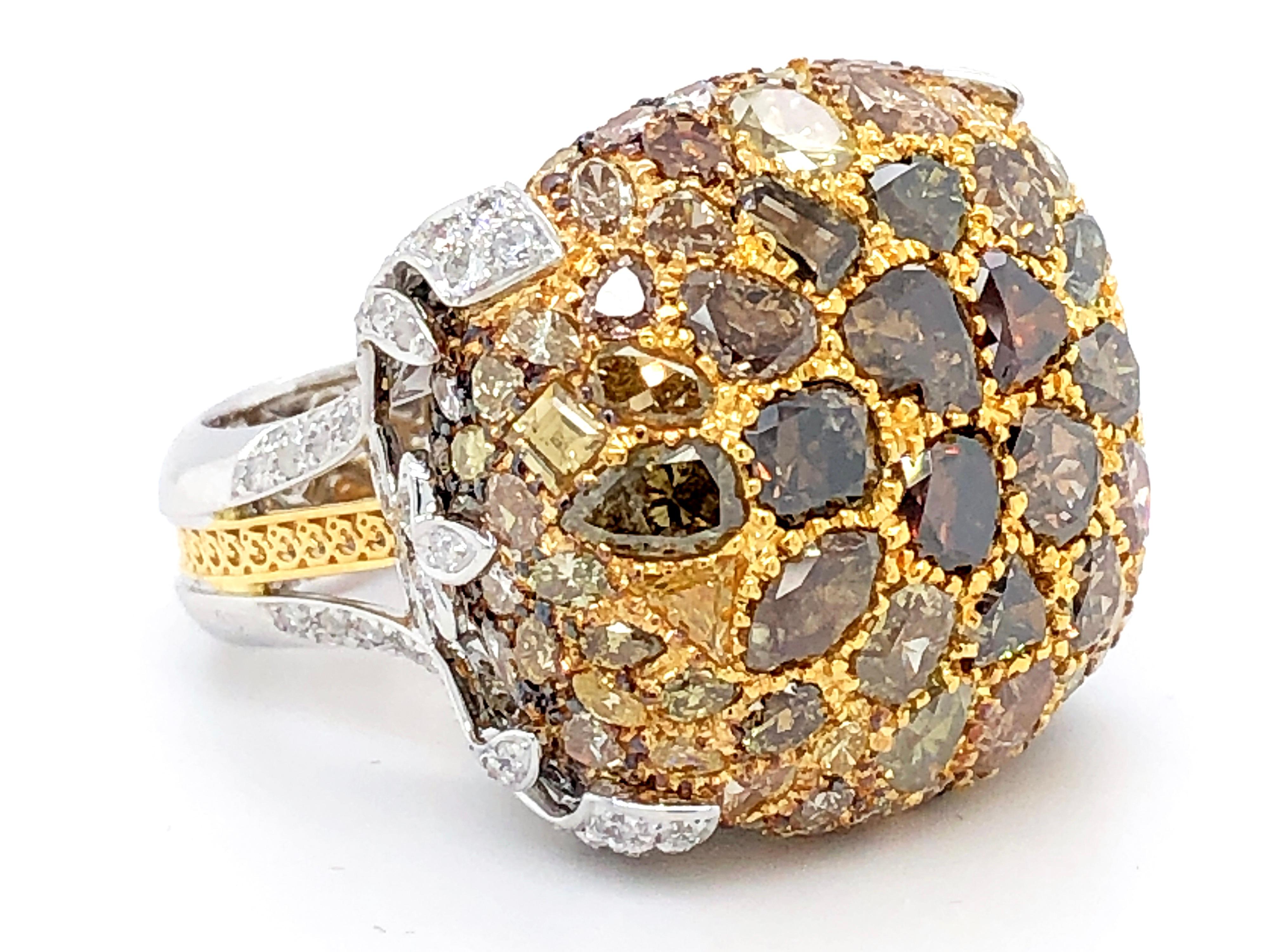 Royal Cushion Statement-Ring aus gemischt geschliffenen farbigen Diamanten in 18 Karat Gold für Damen oder Herren im Angebot