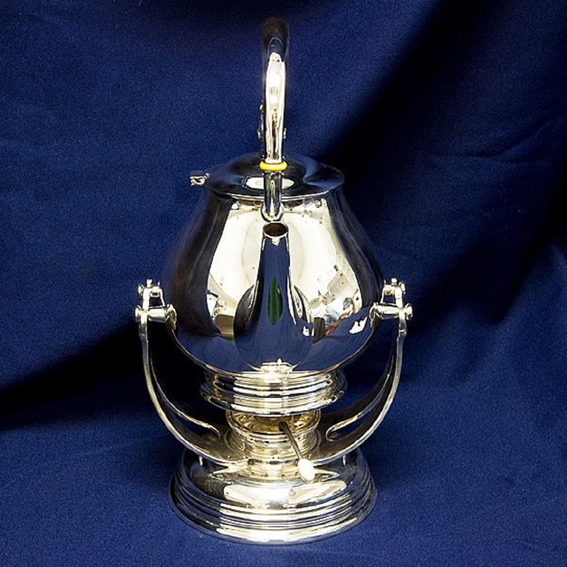 Bollitore per acqua calda Royal Danish International Silver su supporto con bruciatore 11 tazze da 62,50 once troy più vassoio Royal Danish International Silver abbinato da 22,60 once troy. Vedi il set da caffè e tè da 6 pezzi coordinato articolo#
