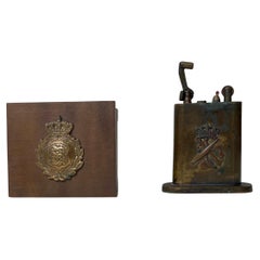 Set di tabacco della Royal Danish Navy - Accendino e scatola in bronzo, anni '30, Set di 2