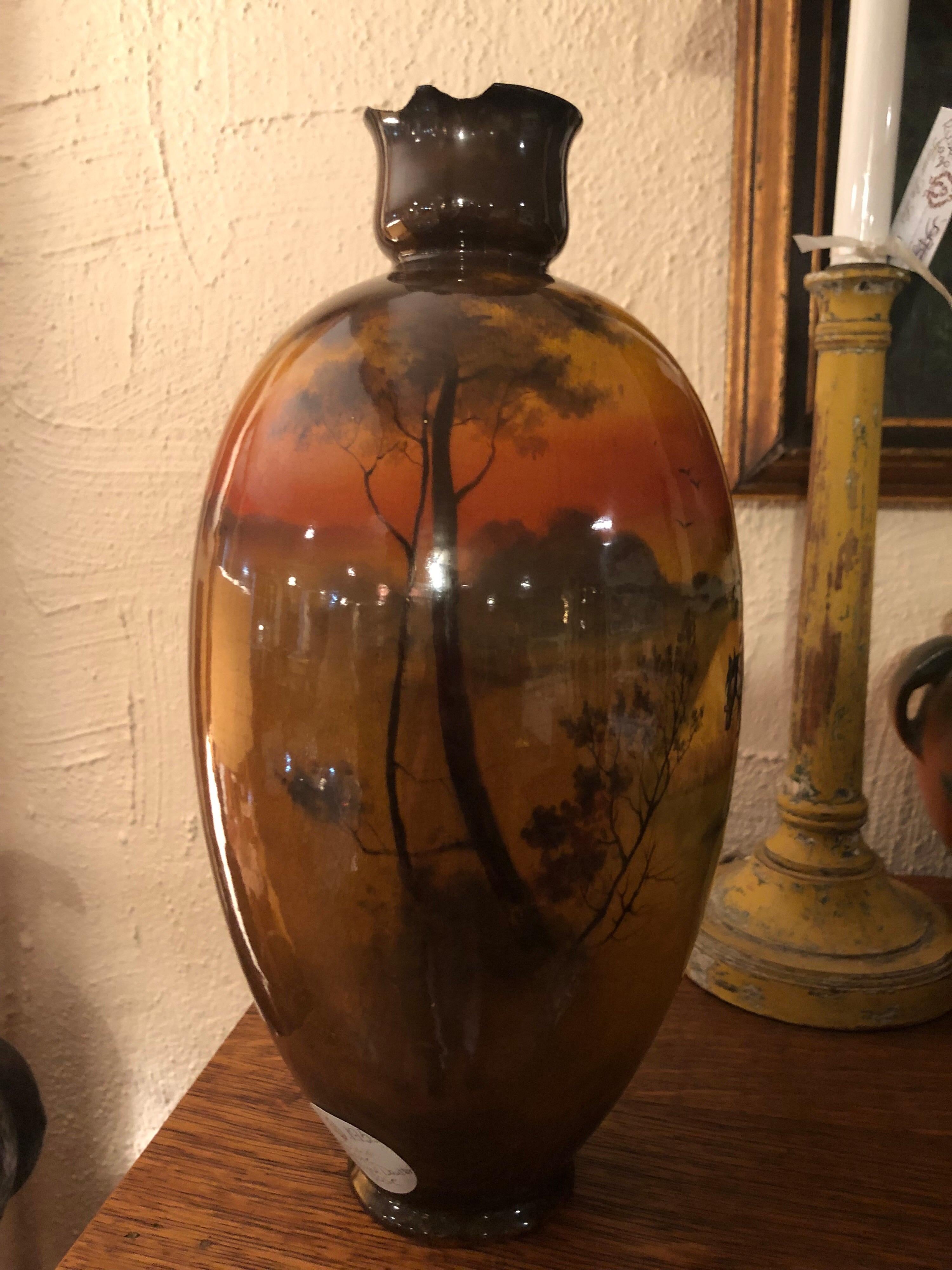  Rare vase émaillé peint à la main par Royal Doulton, probablement peint à la main par H. Morrey. Début du 20e siècle, avec un art et une glaçure étonnamment peints à la main. Des éclats sur le haut du vase qui doivent être restaurés. Sinon, en très