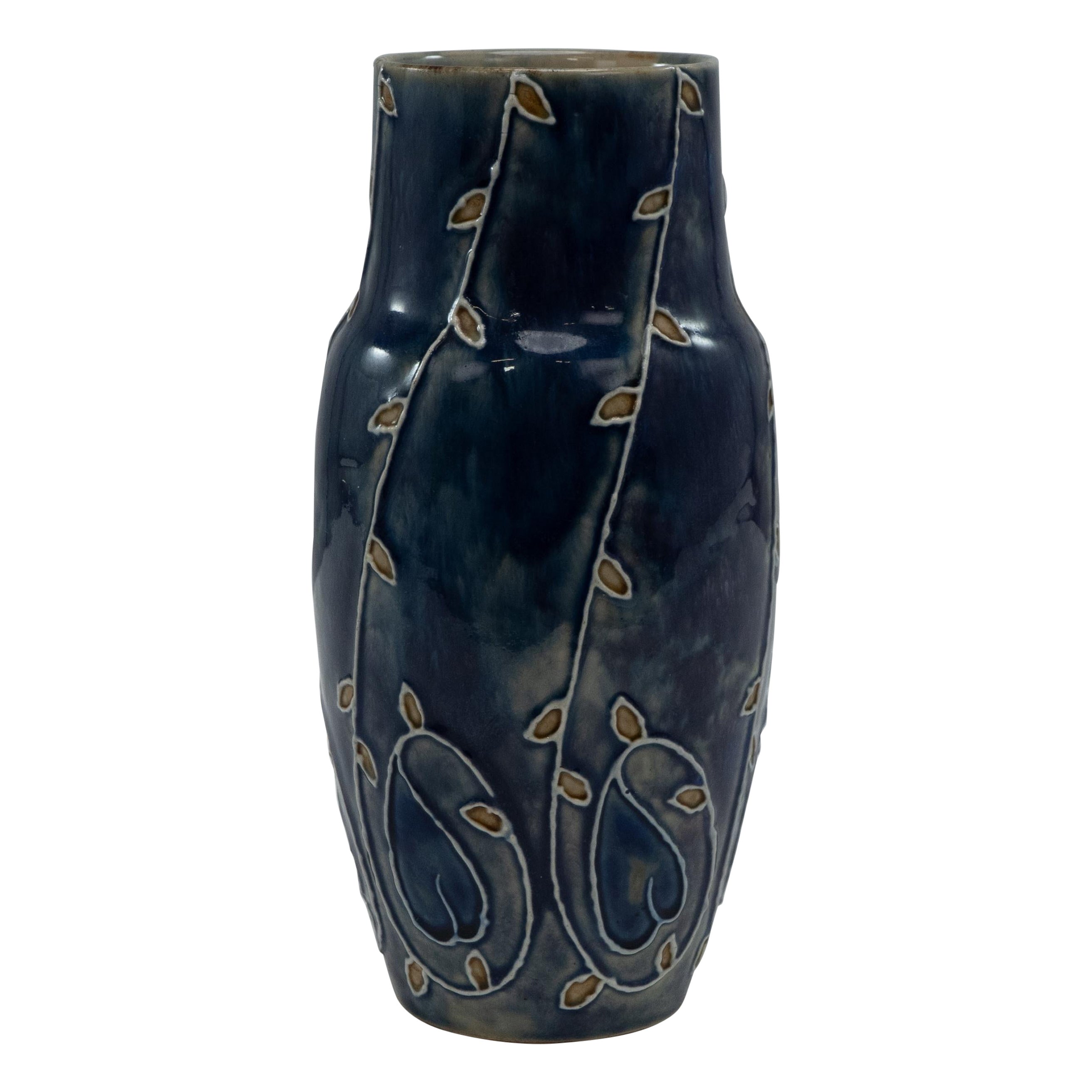 Royal Daulton ha firmato MB per Mary Butter. Vaso floreale blu Arts & Crafts. in vendita