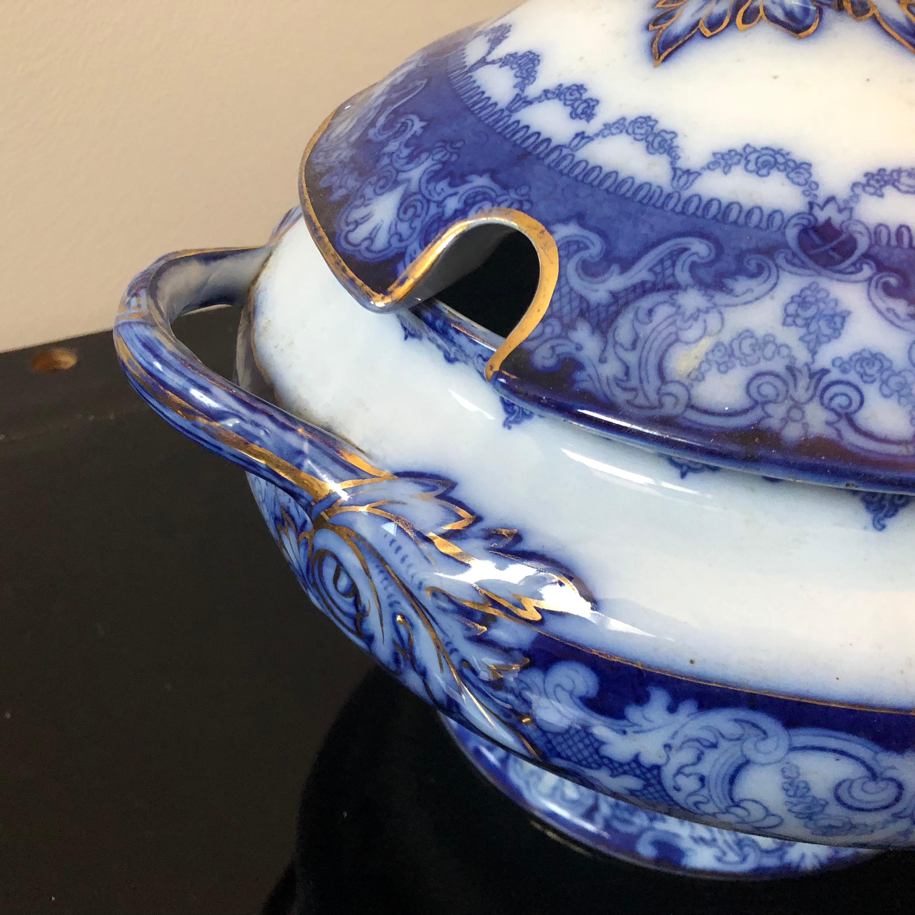 A white and blue decorated porcelain tureen in good conditions. Made in England in the Victorian period.