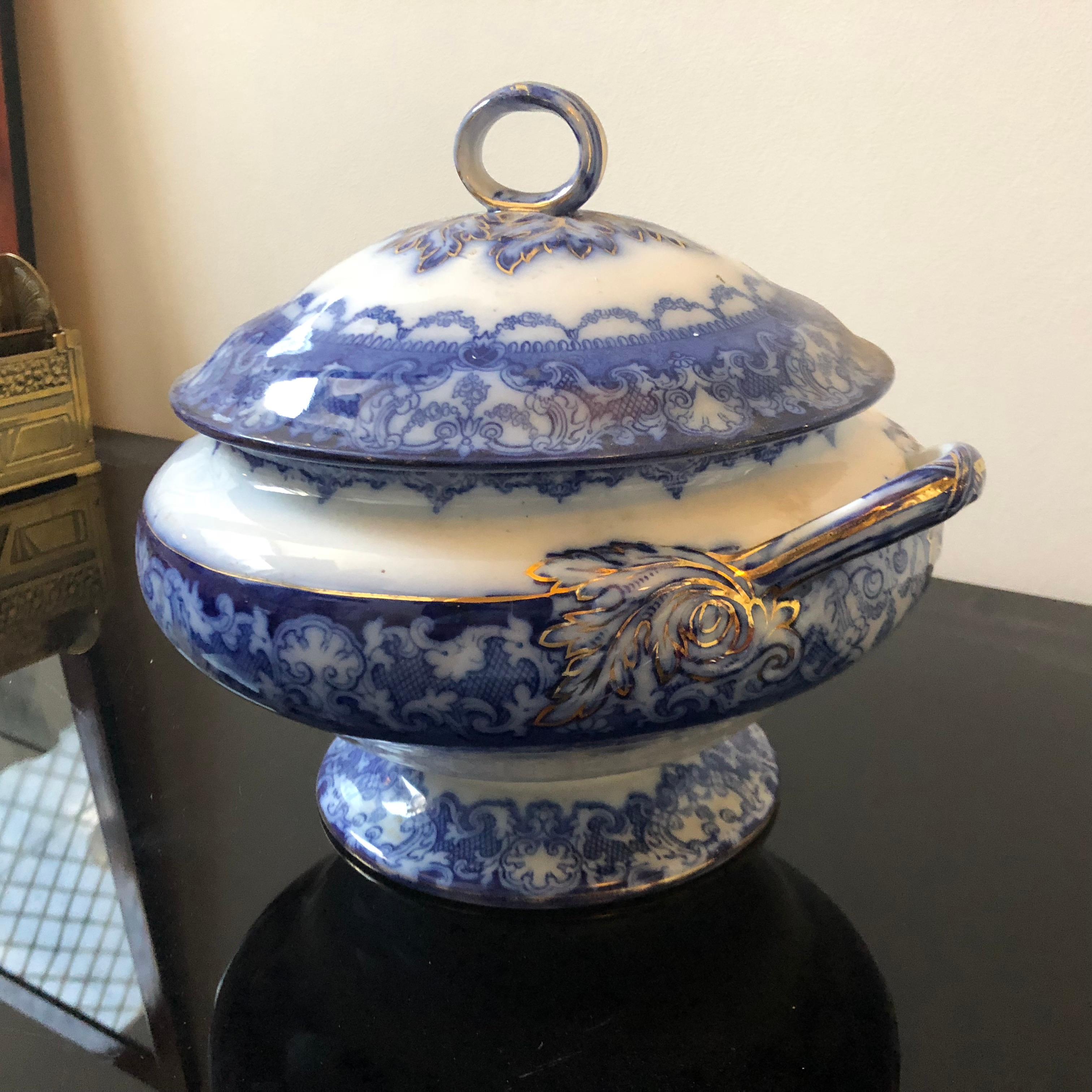 Royal Daulton Victorian Blue and White Ceramic Round British Soup Tureen 1870 In Good Condition In Aci Castello, IT