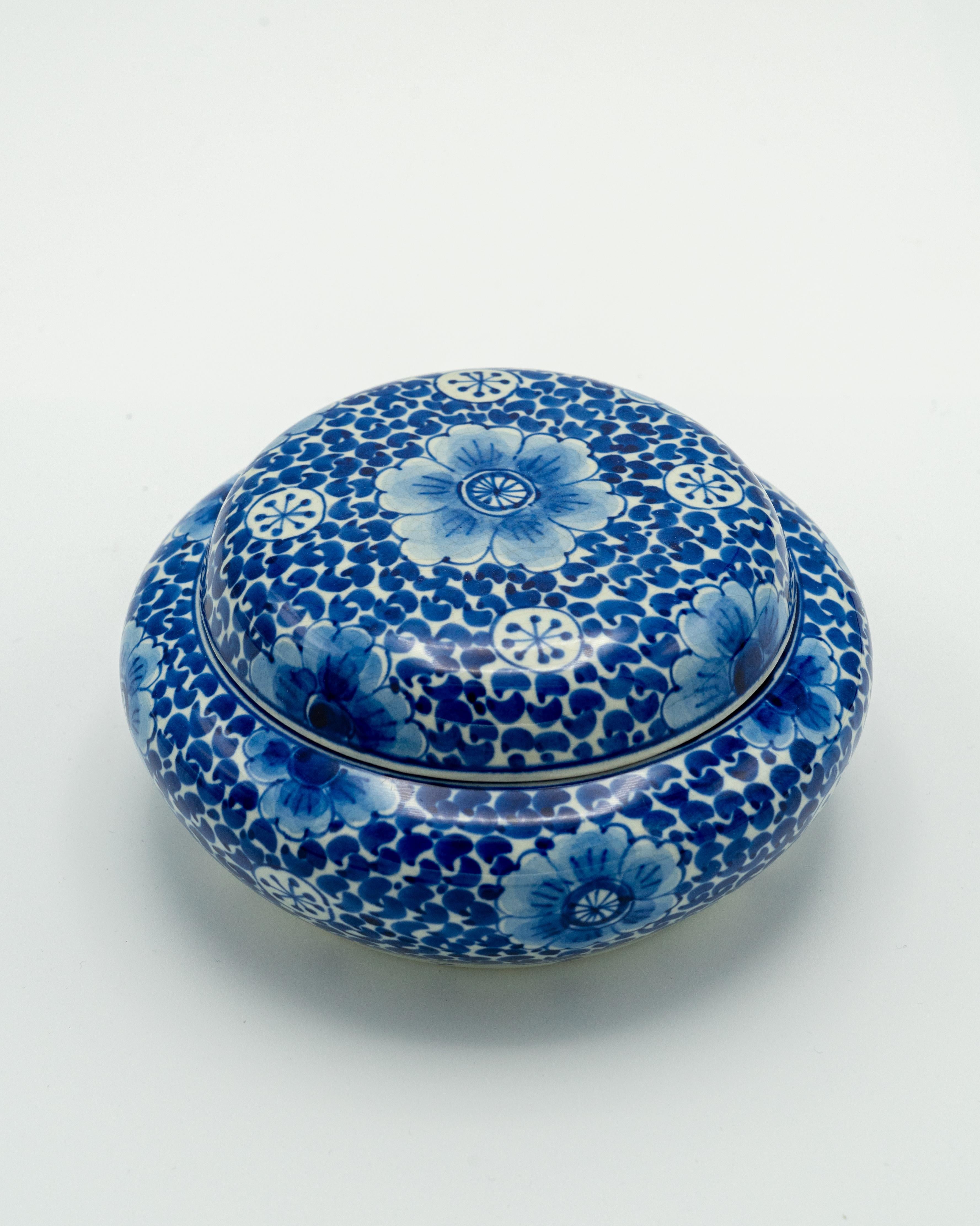 Bombonera conmemorativa del 300 aniversario de Royal Delft, 1953, pintada a mano Chinoiserie en venta