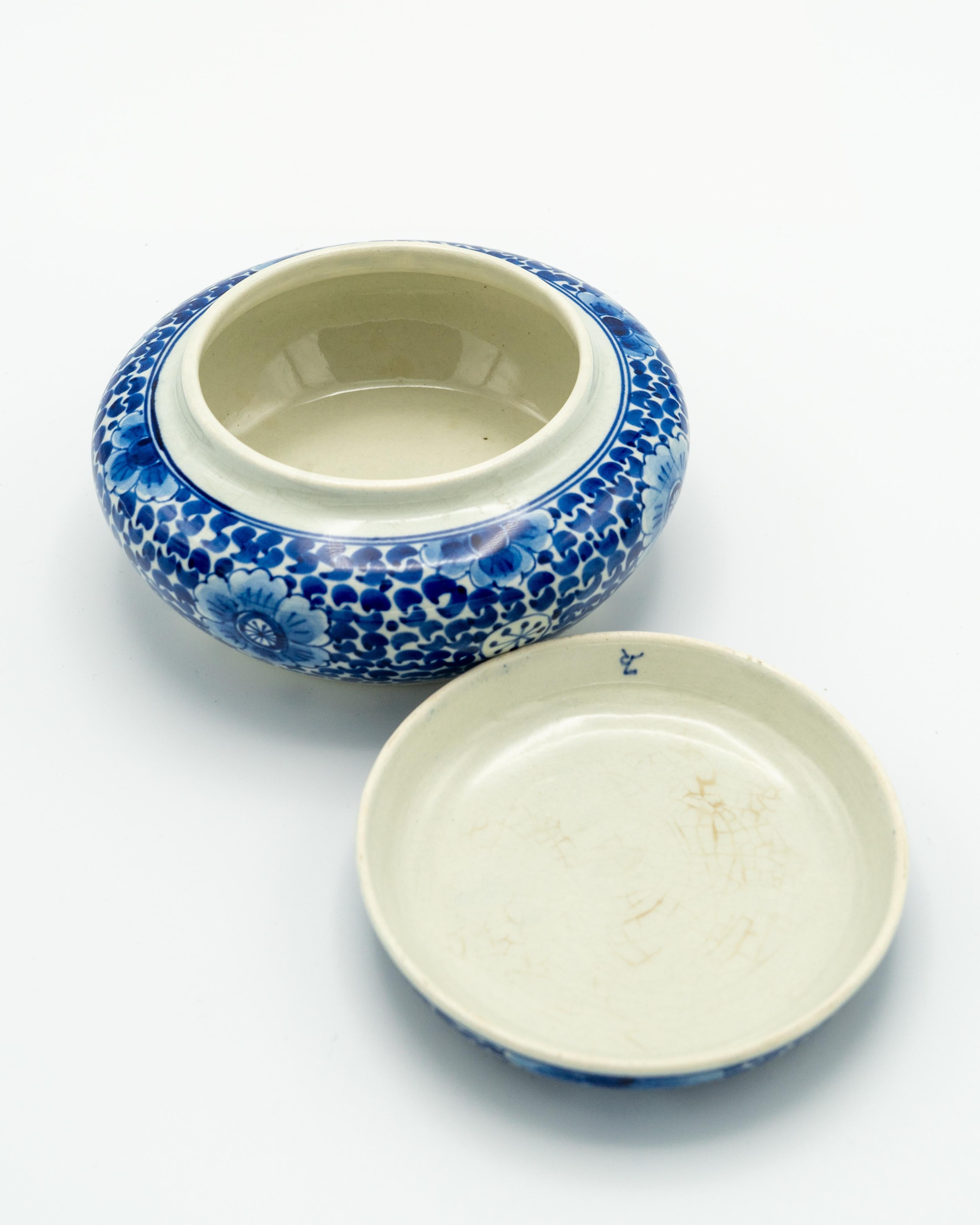 Bombonera conmemorativa del 300 aniversario de Royal Delft, 1953, pintada a mano Pintado a mano en venta