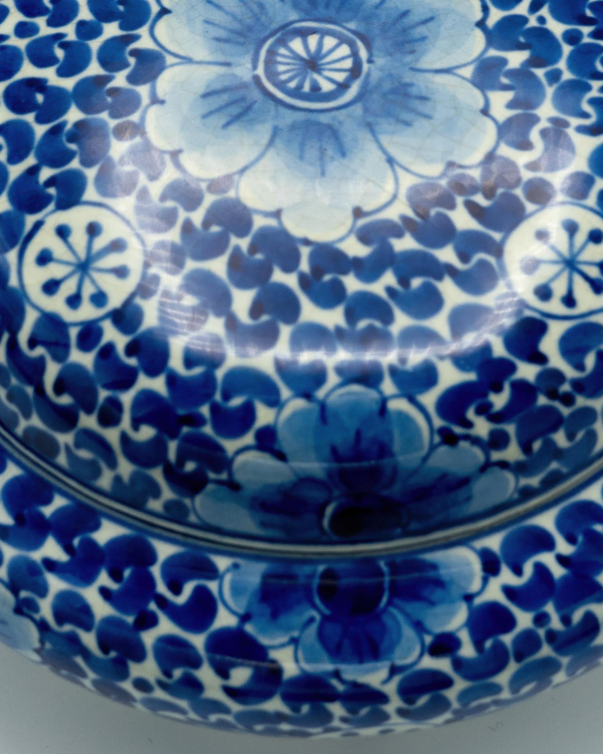 Chinoiserie Dutch Delft Blue and White Hand-Painted Ceramic Bonbonnière Box For Sale
