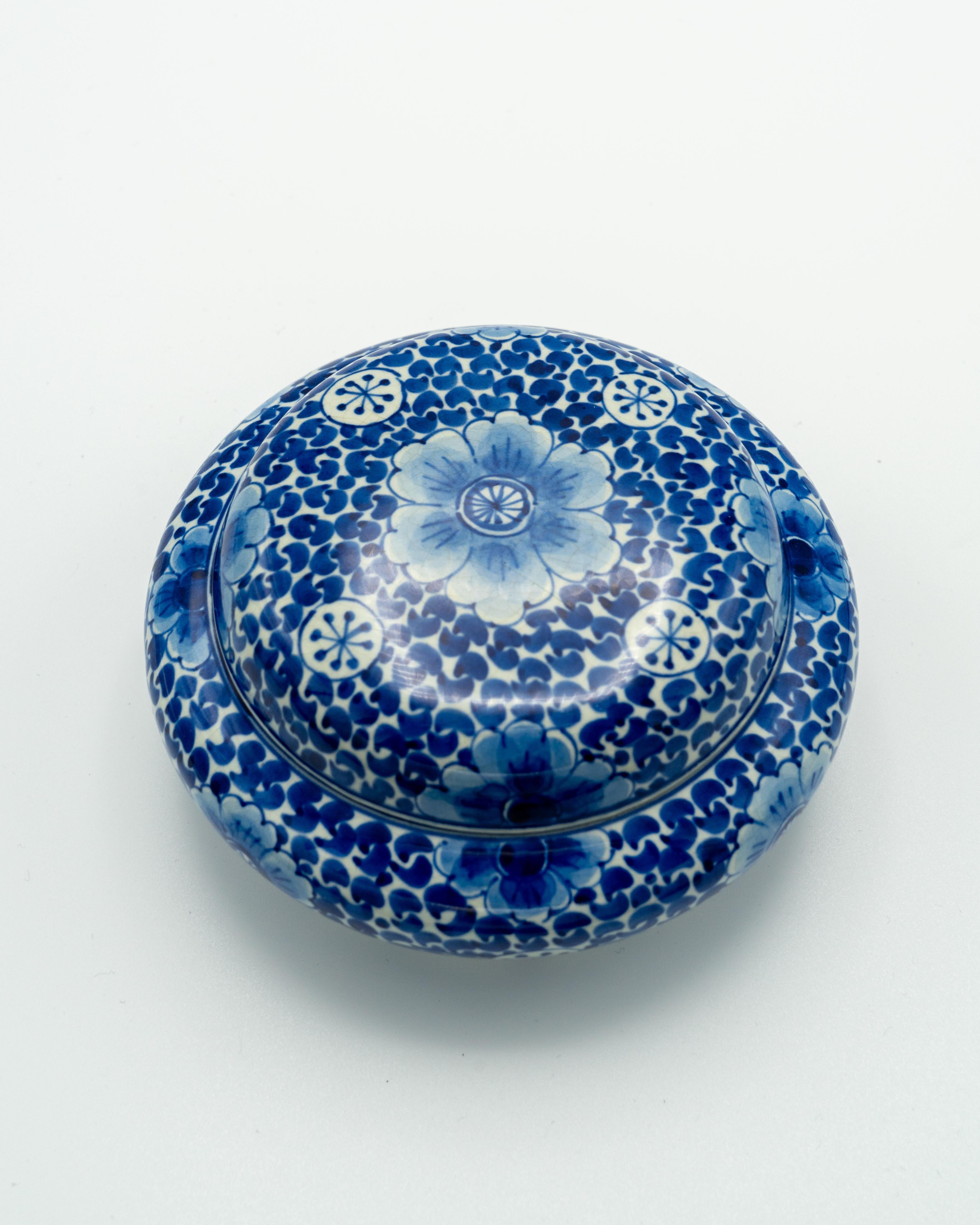 Bombonera conmemorativa del 300 aniversario de Royal Delft, 1953, pintada a mano en Bueno estado para la venta en AMSTERDAM, NL