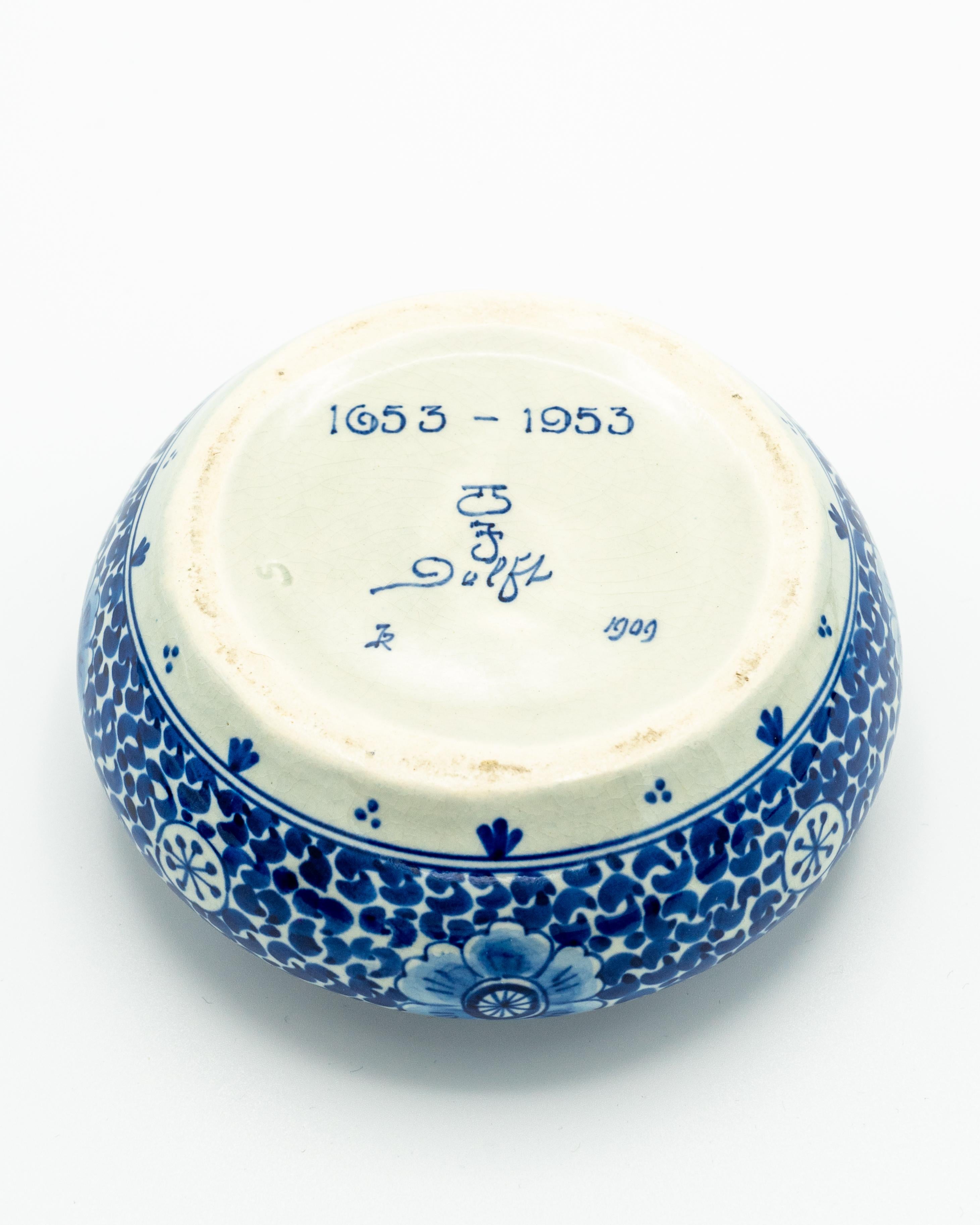 Bombonera conmemorativa del 300 aniversario de Royal Delft, 1953, pintada a mano mediados del siglo XX en venta