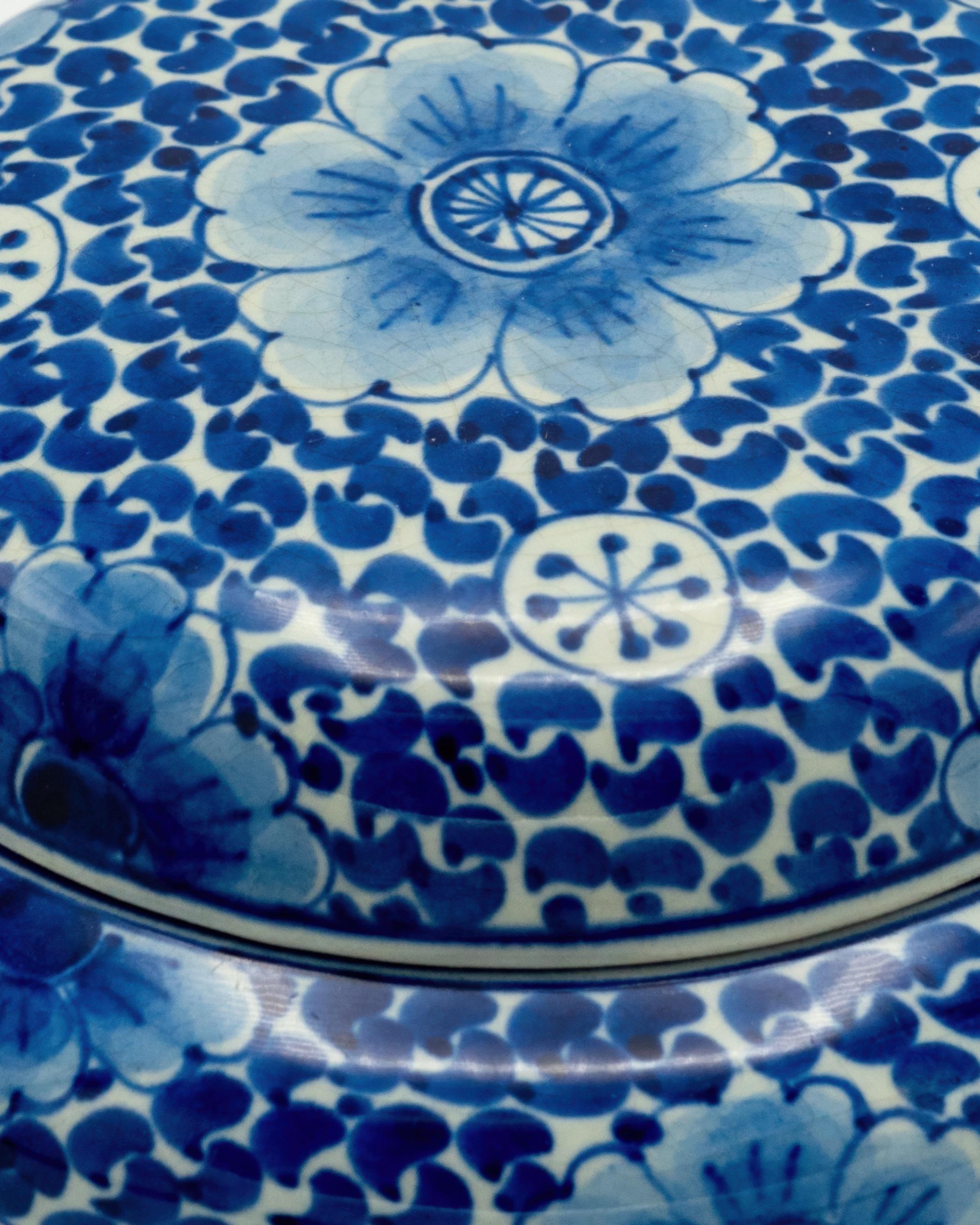 Dutch Delft Blue and White Hand-Painted Ceramic Bonbonnière Box In Good Condition For Sale In AMSTERDAM, NL