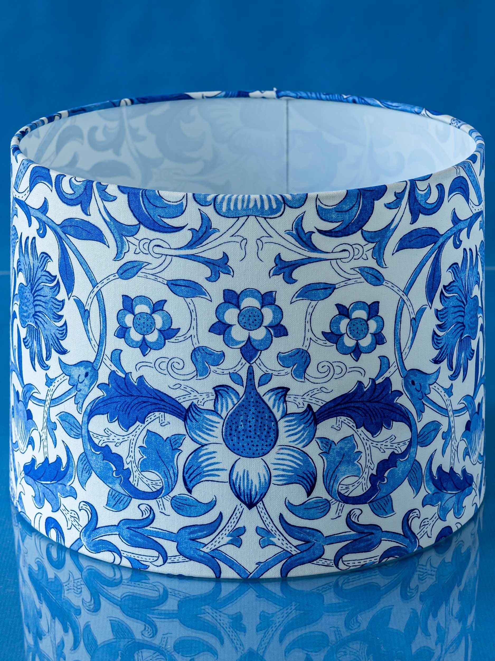 20ième siècle Lampe de bureau Royal Delft bleue 1940, abat-jour William Morris en vente