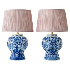 Paire de lampes de table en céramique bleu et blanc de Royal Delft, nouveaux abat-jour en soie plissée