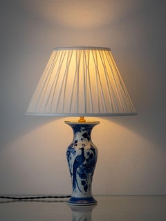 Lámpara de mesa «Chinoiserie» con pájaros, en azul y blanco de Delft, de 1978, con pantalla de seda nueva