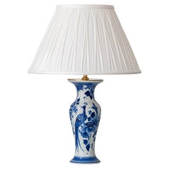 Lámpara de mesa «Chinoiserie» con pájaros, en azul y blanco de Delft, de 1978, con pantalla de seda nueva
