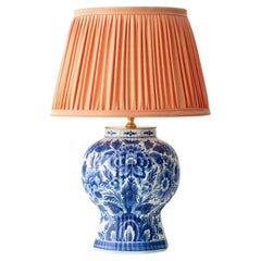 Royal Delft Blaue Keramik-Tischlampe, 1973, neuer plissierter Pfirsich-Seidenschirm