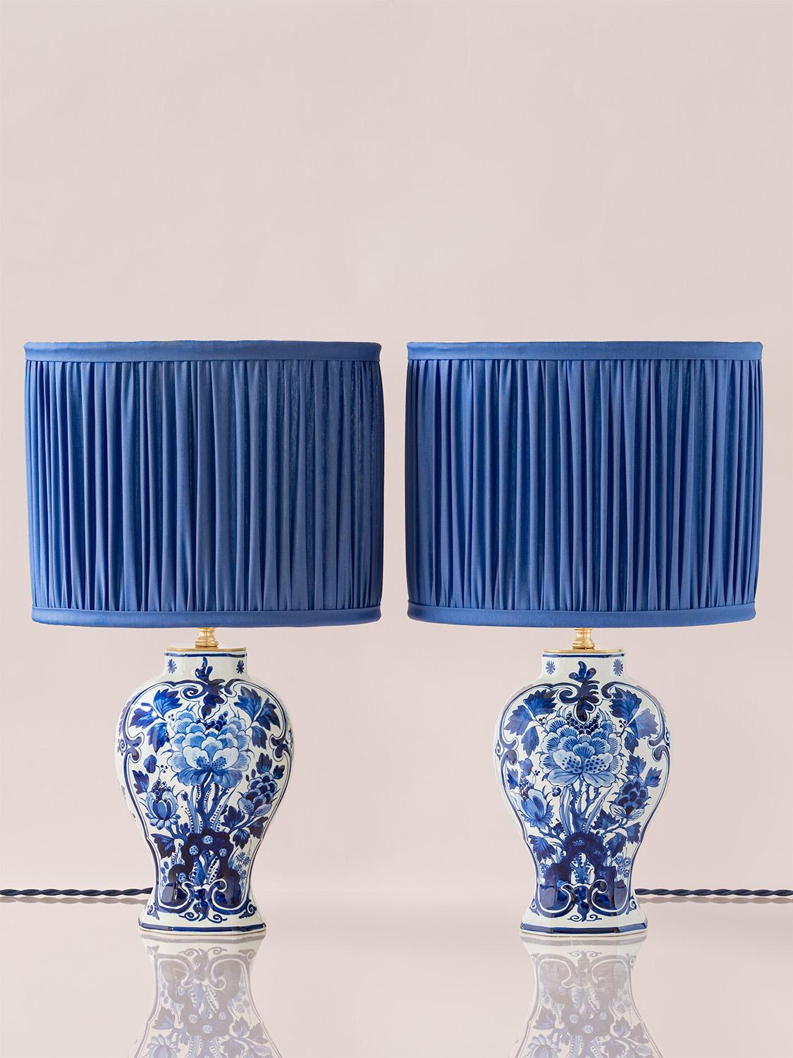 Realizzate meticolosamente a mano dallo Studio Amitābha di Amsterdam, Indigo & Blanca sono una coppia di lampade da tavolo uniche nel loro genere, realizzate con vasi vintage Royal Delft Blue, modello Luigi XV, dipinti a mano dai maestri pittori di