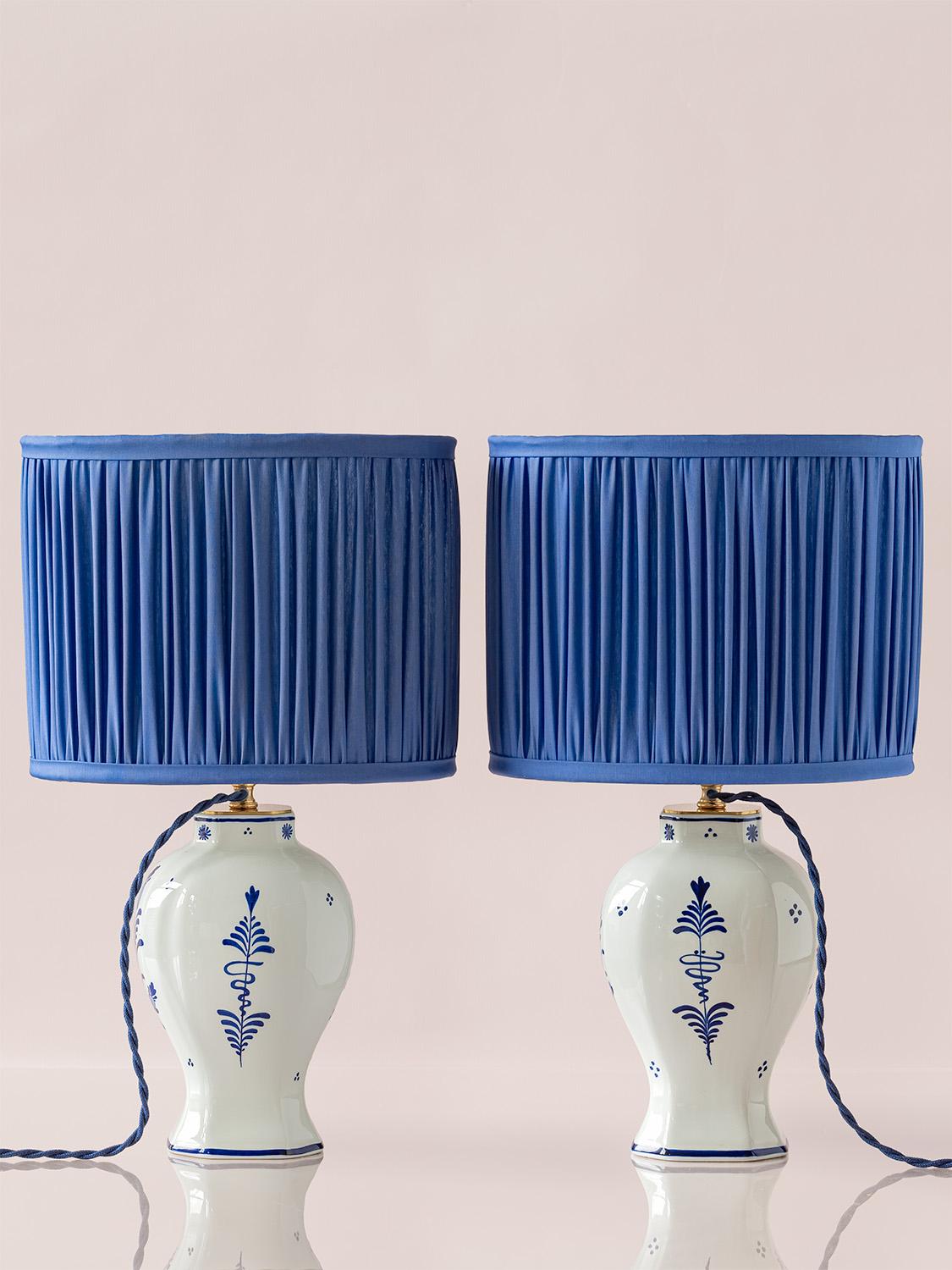 Fatto a mano Lampade da tavolo Royal Delft Blu Luigi XV 1978-1979 con nuovi paralumi plissettati Cobalto in vendita