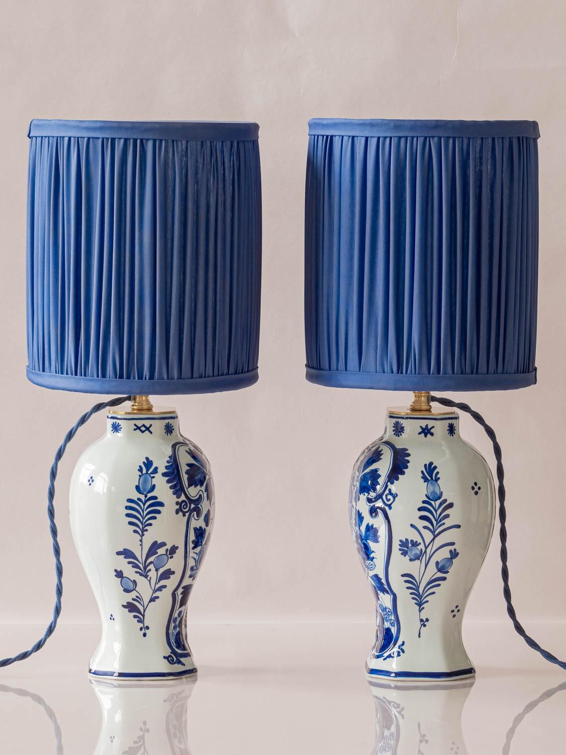 Lampade da tavolo Royal Delft Blu Luigi XV 1978-1979 con nuovi paralumi plissettati Cobalto In condizioni buone in vendita a AMSTERDAM, NL