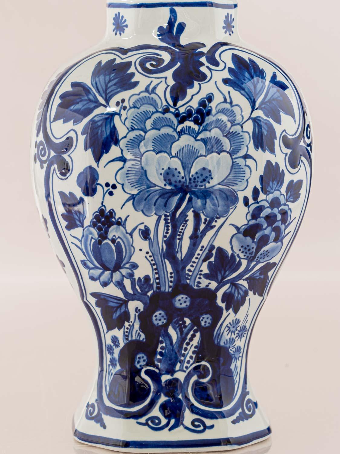 Fine XX secolo Lampade da tavolo Royal Delft Blu Luigi XV 1978-1979 con nuovi paralumi plissettati Cobalto in vendita