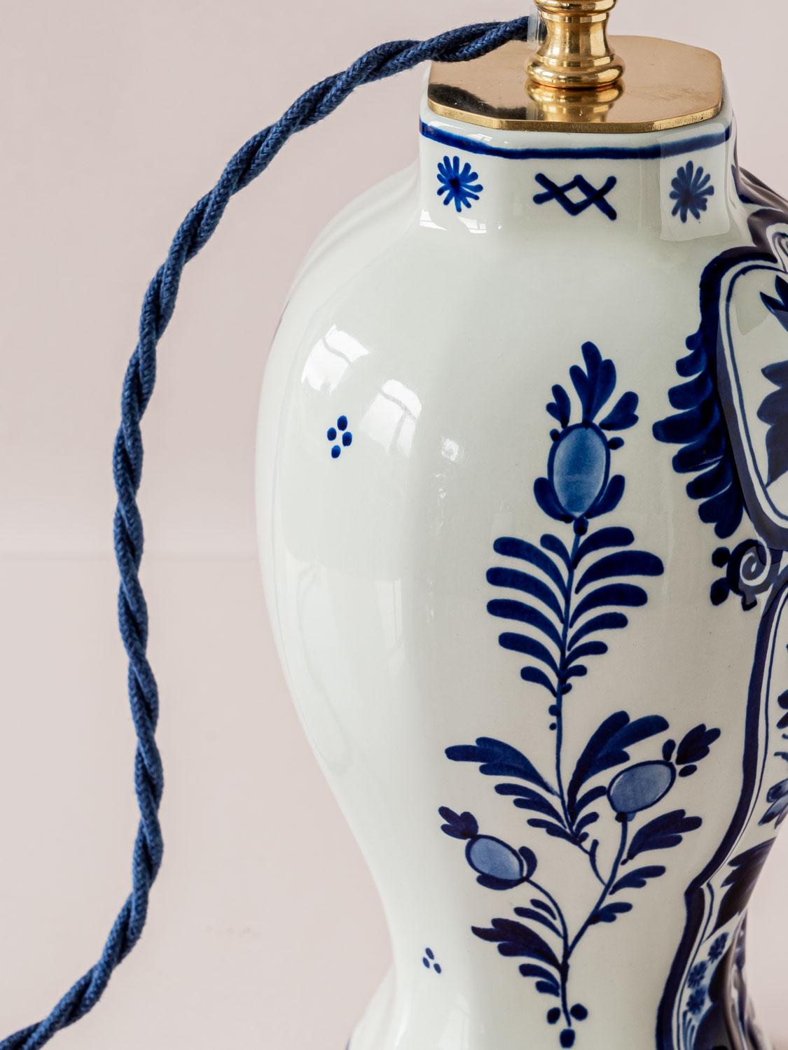 Ottone Lampade da tavolo Royal Delft Blu Luigi XV 1978-1979 con nuovi paralumi plissettati Cobalto in vendita