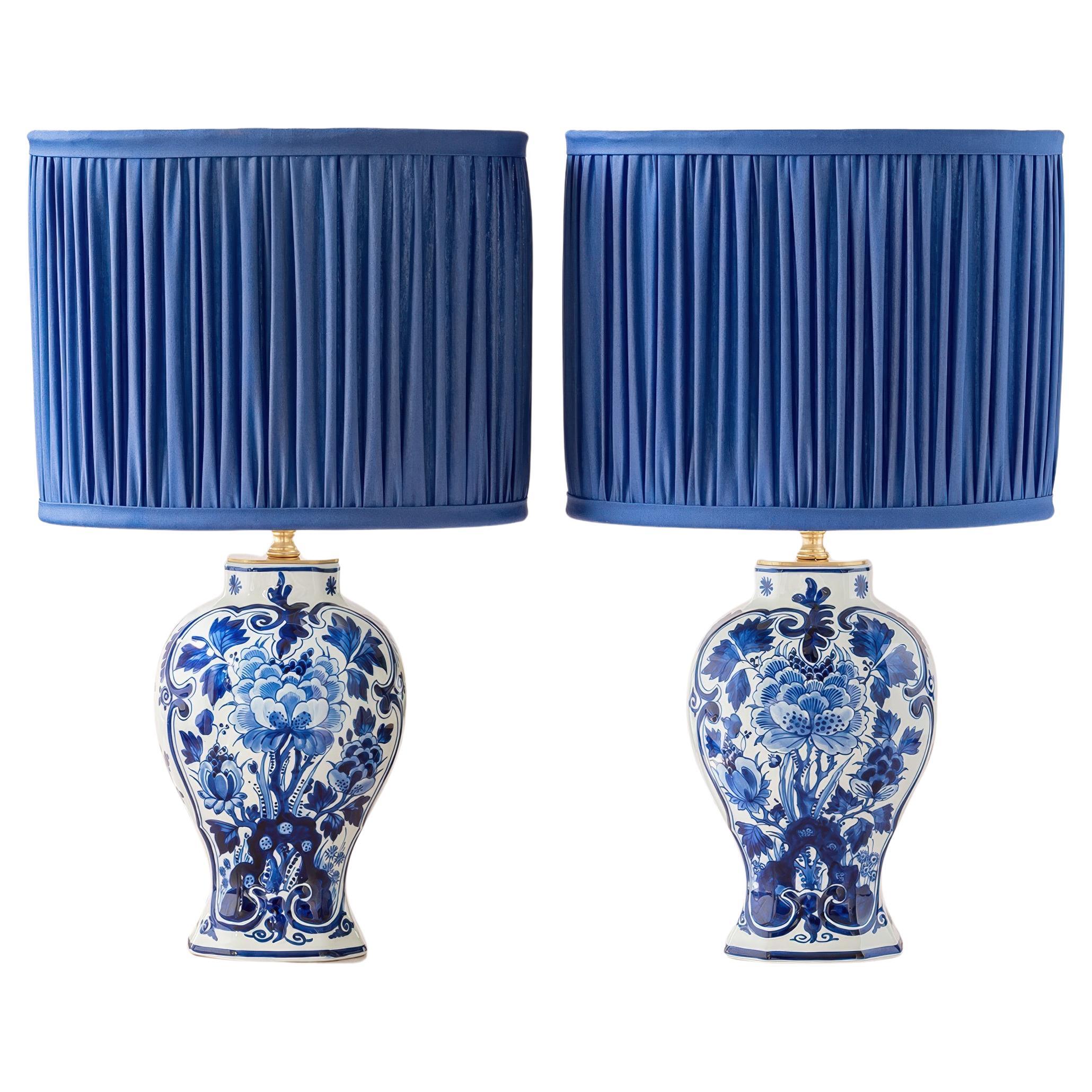 Royal Delft Blaue Louis XV-Tischlampen im Louis-XV-Stil 1978-1979 mit neuen kobaltfarbenen plissierten Schirmen