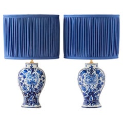 Royal Delft Blaue Louis XV-Tischlampen im Louis-XV-Stil 1978-1979 mit neuen kobaltfarbenen plissierten Schirmen