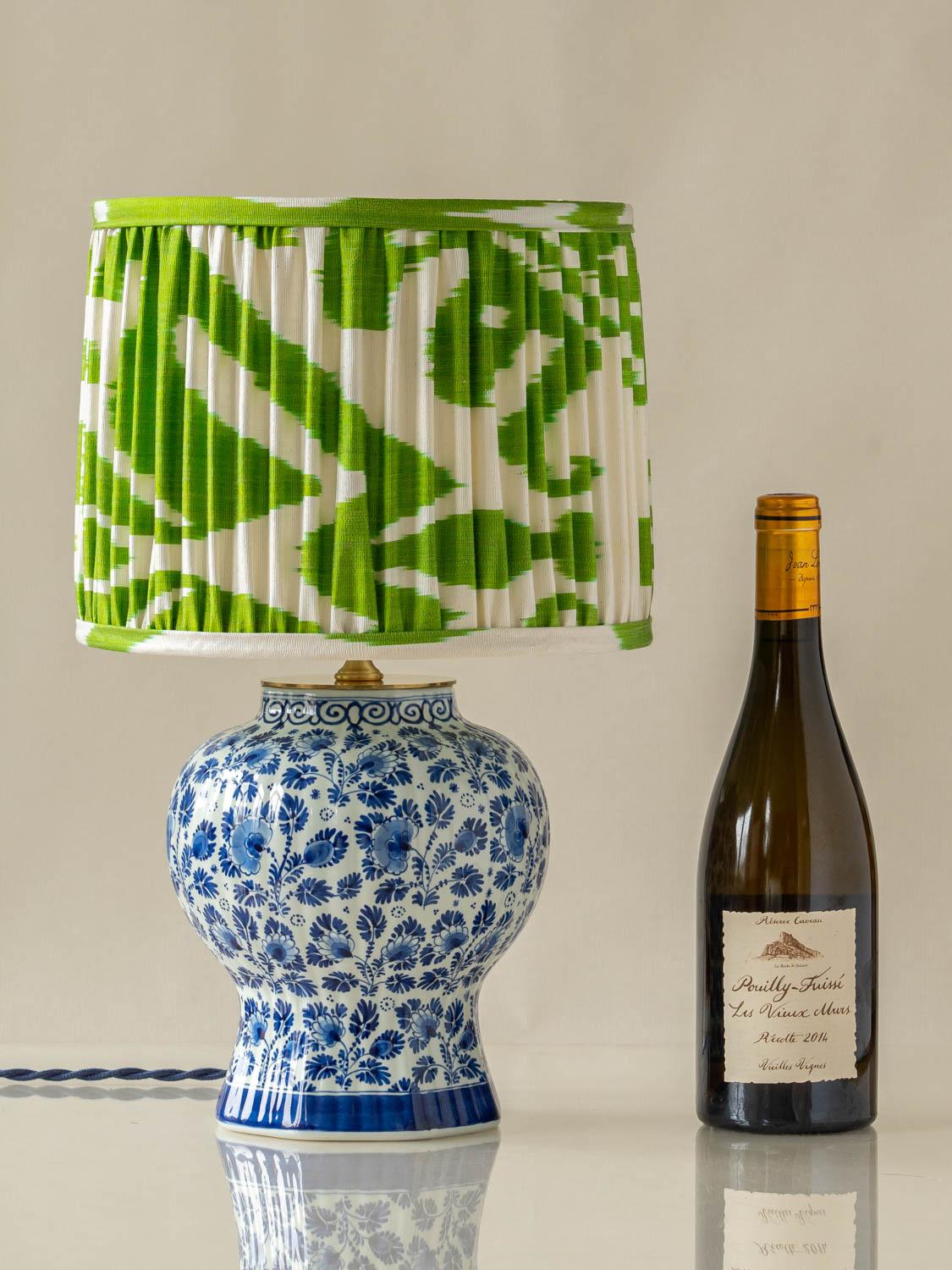 Bohème Lampe de table bleue Royal Delft avec nouvel abat-jour en soie Ikat tissée à la main en vente