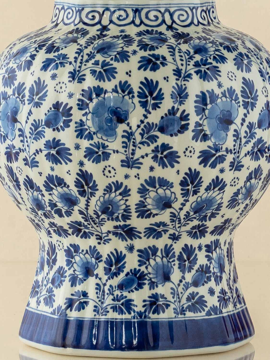 Néerlandais Lampe de table bleue Royal Delft avec nouvel abat-jour en soie Ikat tissée à la main en vente