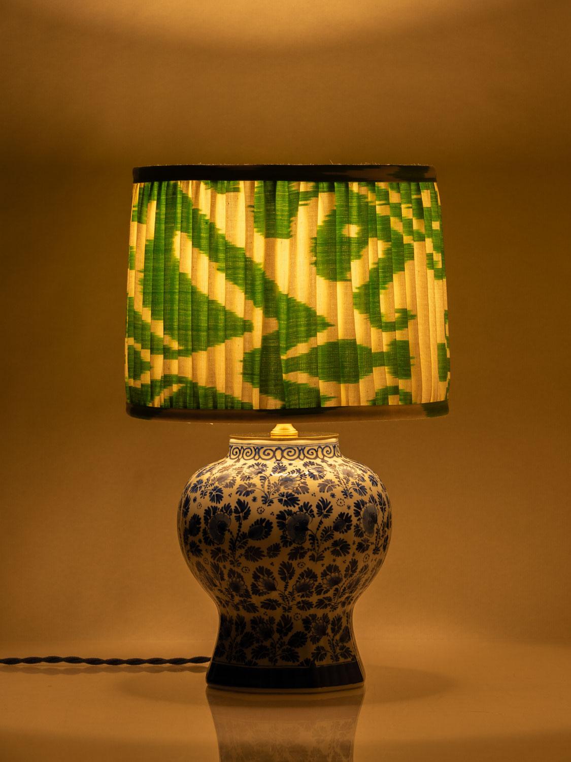 Fait main Lampe de table bleue Royal Delft avec nouvel abat-jour en soie Ikat tissée à la main en vente