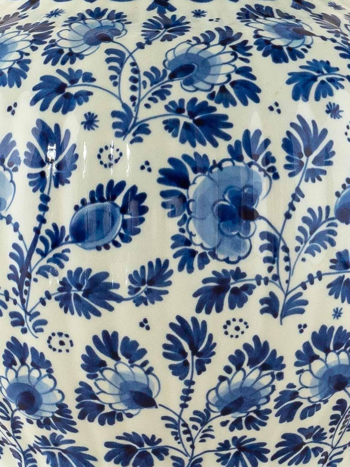 Fin du 20e siècle Lampe de table bleue Royal Delft avec nouvel abat-jour en soie Ikat tissée à la main en vente