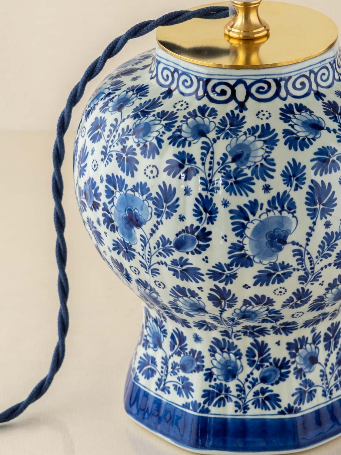Lampe de table bleue Royal Delft avec nouvel abat-jour en soie Ikat tissée à la main en vente 1
