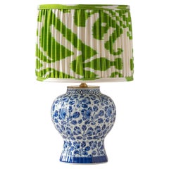 Lampada da tavolo Royal Delft blu con paralume in seta Ikat intrecciata a mano &New