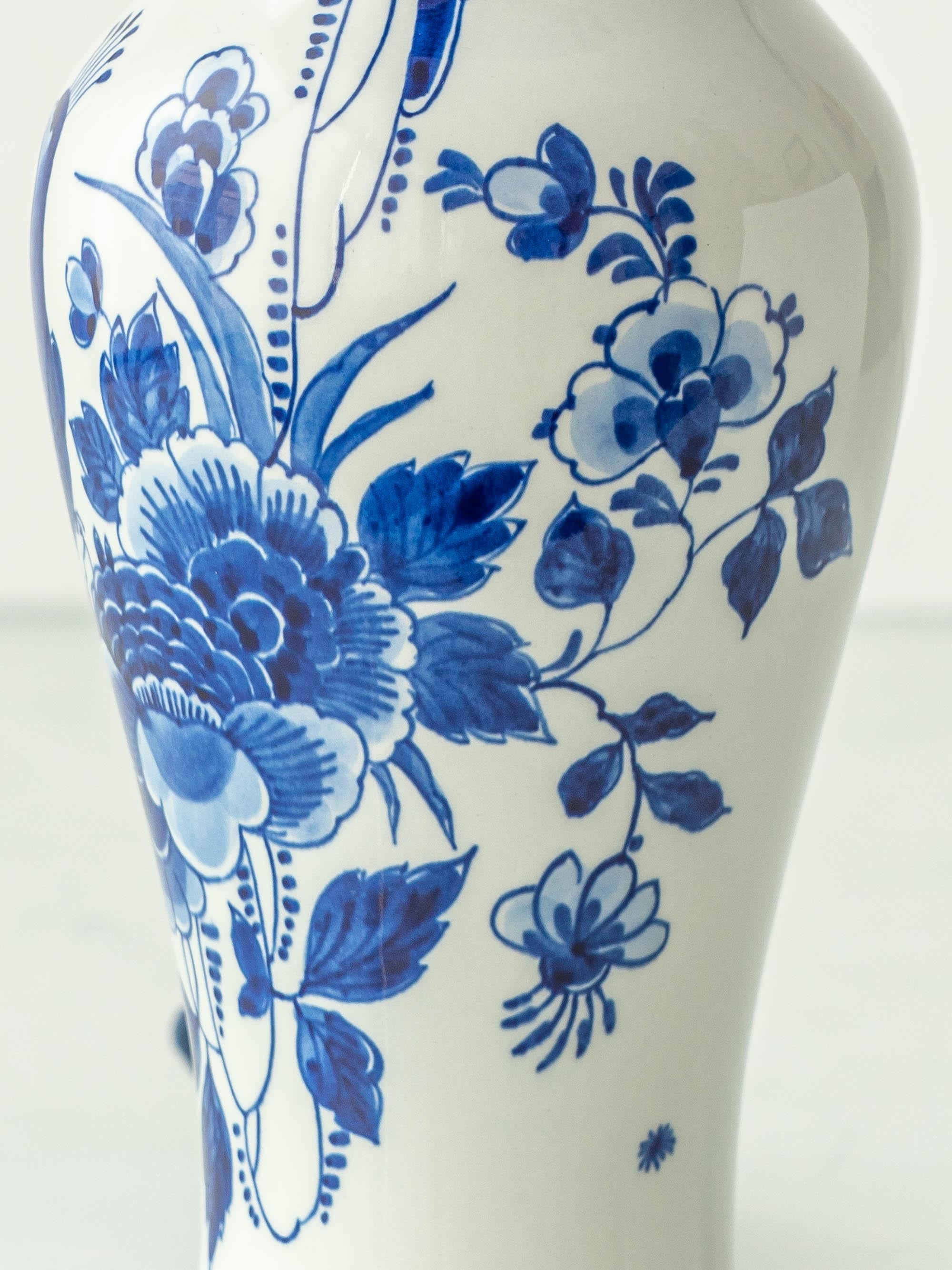 Royal Delft Blue Table Lamps, 1970s, with New Green Silk Lamphades, Pair In Good Condition For Sale In AMSTERDAM, NL