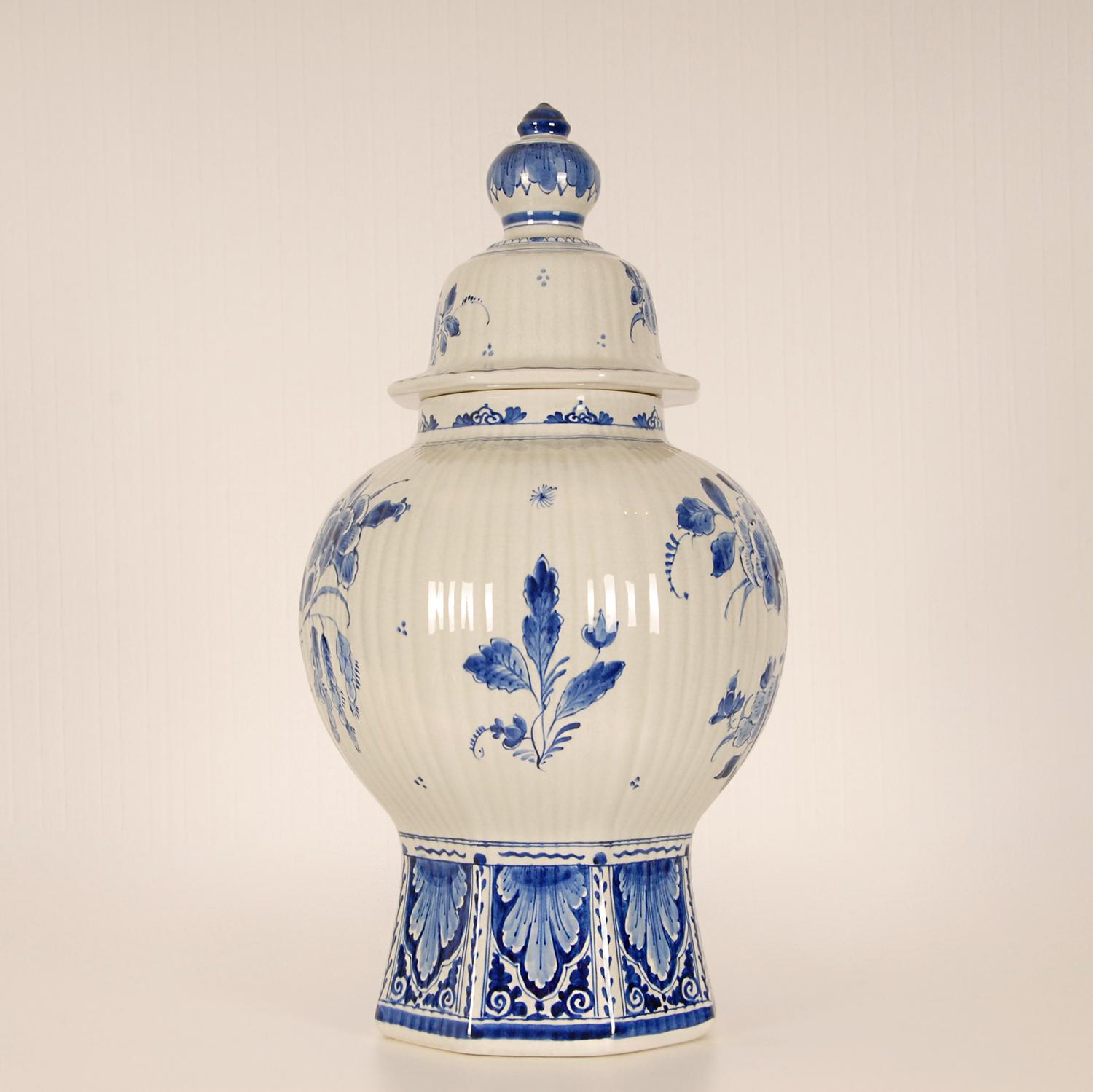 Royal Delft Covered Baluster Vase Earthenware Blue & White Vase Urn In Good Condition In Wommelgem, VAN