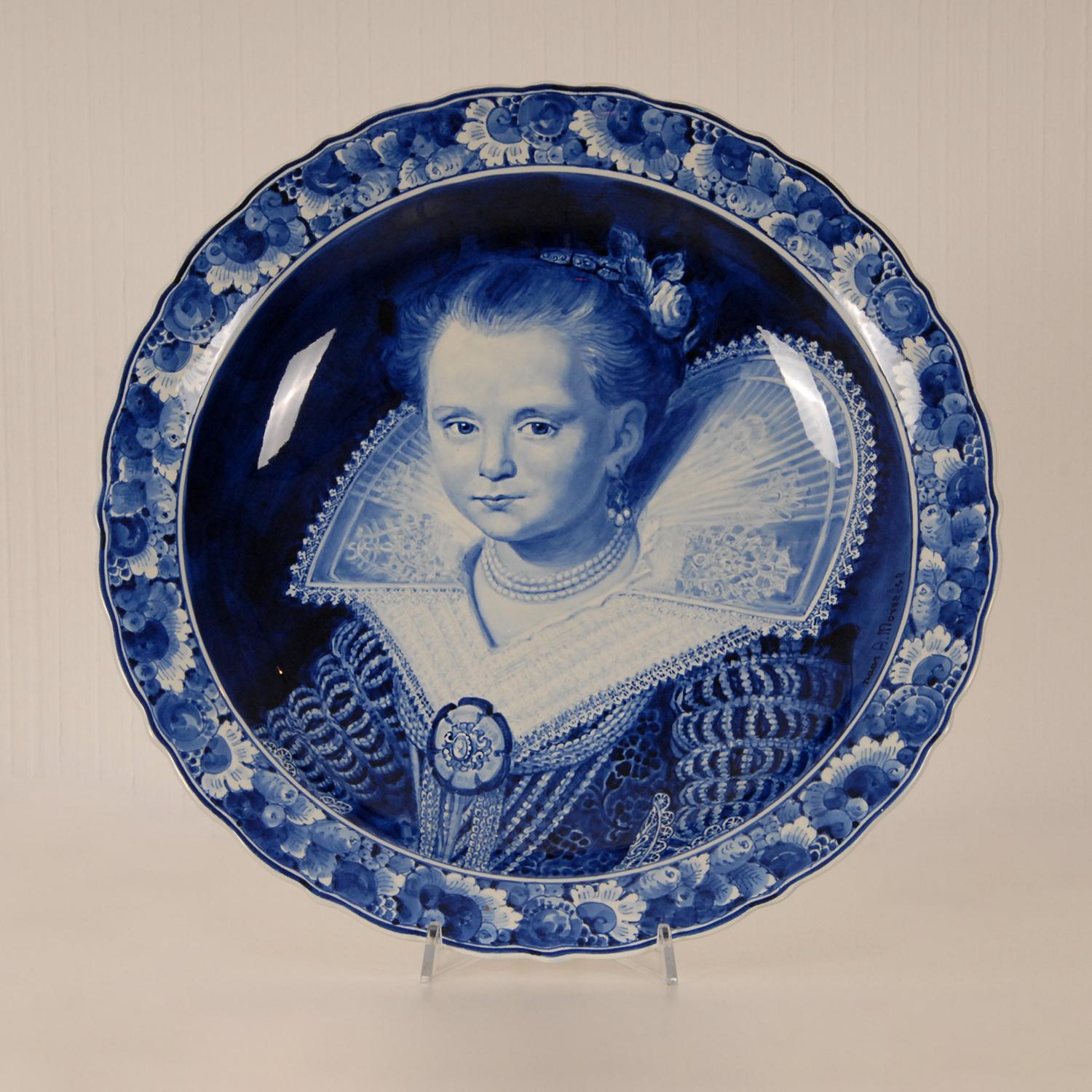 Handpainted Dutch Delft (Delftware -earthenware)
Large blue and white cabinet collectors plate - wall plaque
Depicting a hand painted portrait of a little girl
Material: Delft
Marked: Royal Delft and signed
Stijl: Renaissance - Barok 17th