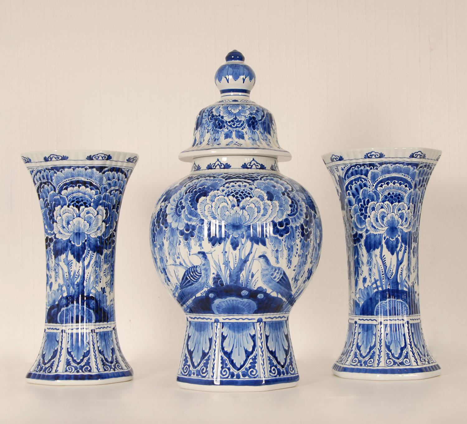 Royal Delft Garniture of 3 Vases Chinoiserie Beaker and Baluster Vases a pair For Sale 2