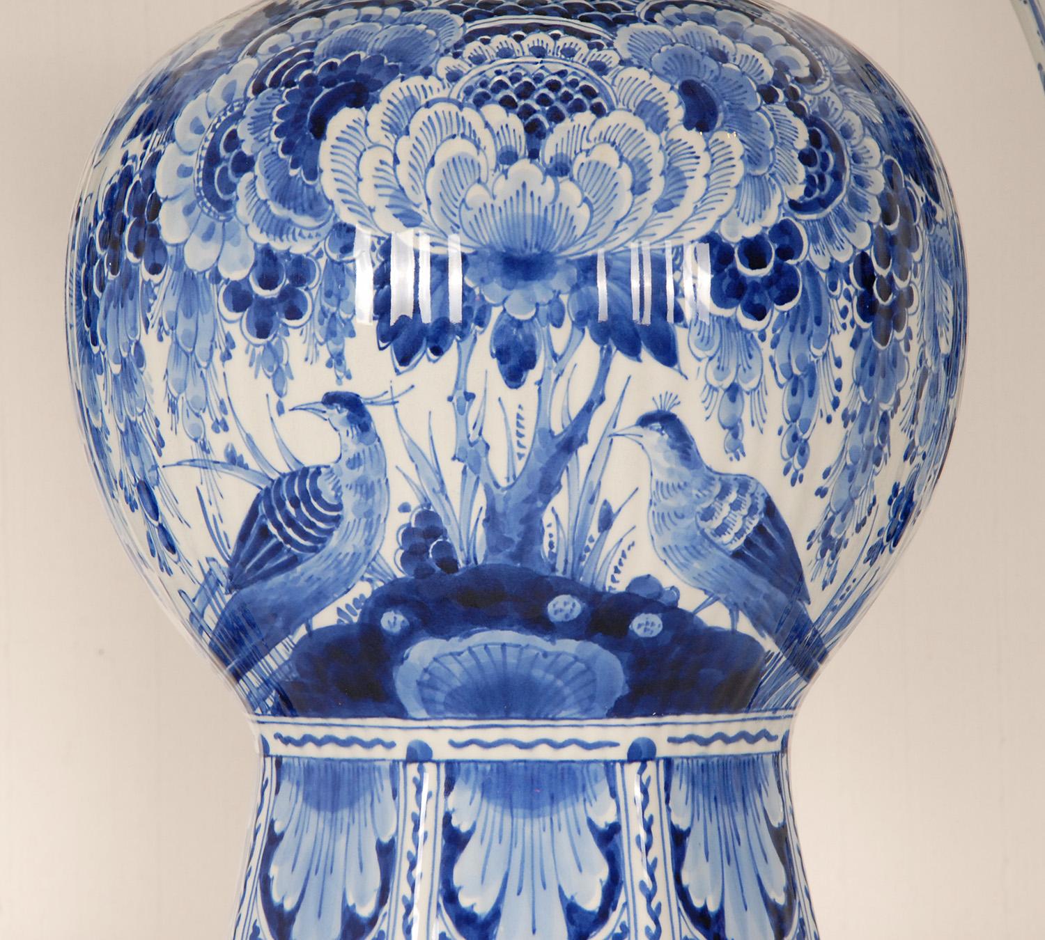 Royal Delft Garniture von 3 Vasen Chinoiserie Becher und Baluster Vasen, Paar (Neobarock) im Angebot