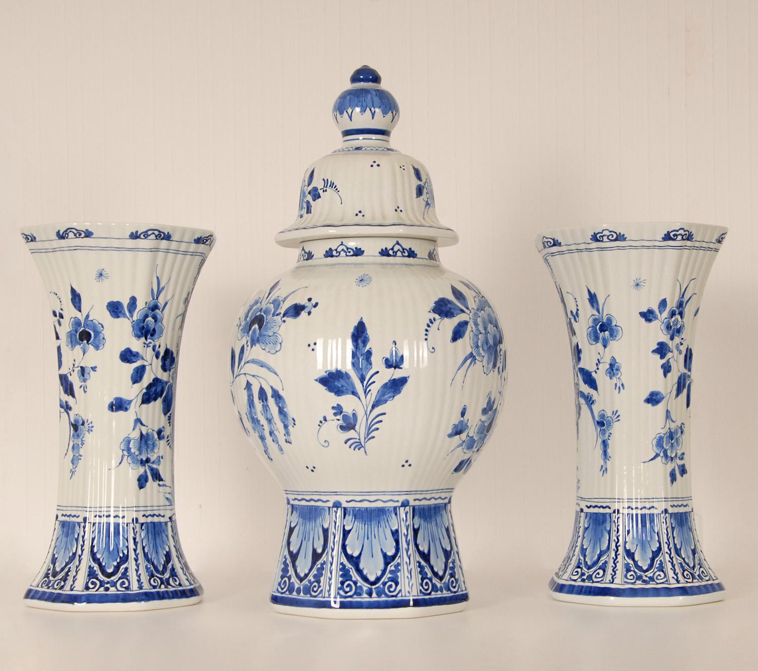 Hand-Crafted Royal Delft Garniture of 3 Vases Chinoiserie Beaker and Baluster Vases a pair For Sale